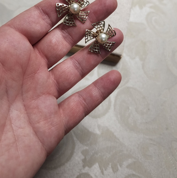 VINTAGE 1950S GOLD TONE CLIP-ON EARRINGS SCREW BACK PEARL CENTER - Picture 3 of 7